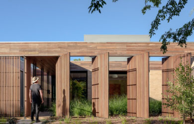 green magazine issue 103: Hackett Gardens House, Turner ACT. Architecture & Interiors by Ben Walker Architects. Landscape Design by Phoebe Gordon of Plot Design Group. Built by Ewer Constructions. (Photo - The Guthrie Project)