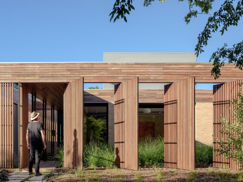 green magazine issue 103: Hackett Gardens House, Turner ACT. Architecture & Interiors by Ben Walker Architects. Landscape Design by Phoebe Gordon of Plot Design Group. Built by Ewer Constructions. (Photo - The Guthrie Project)