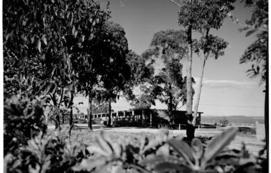 Exterior views of the Black Dolphin Motel, Merrimbula, New South Wales, 1960, architect Robin Boyd (Grounds, Romberg and Boyd). Photo: Mark Strizic, 1961. Collection: State Library of Victoria. H2011.55/2063. Image: Supplied.